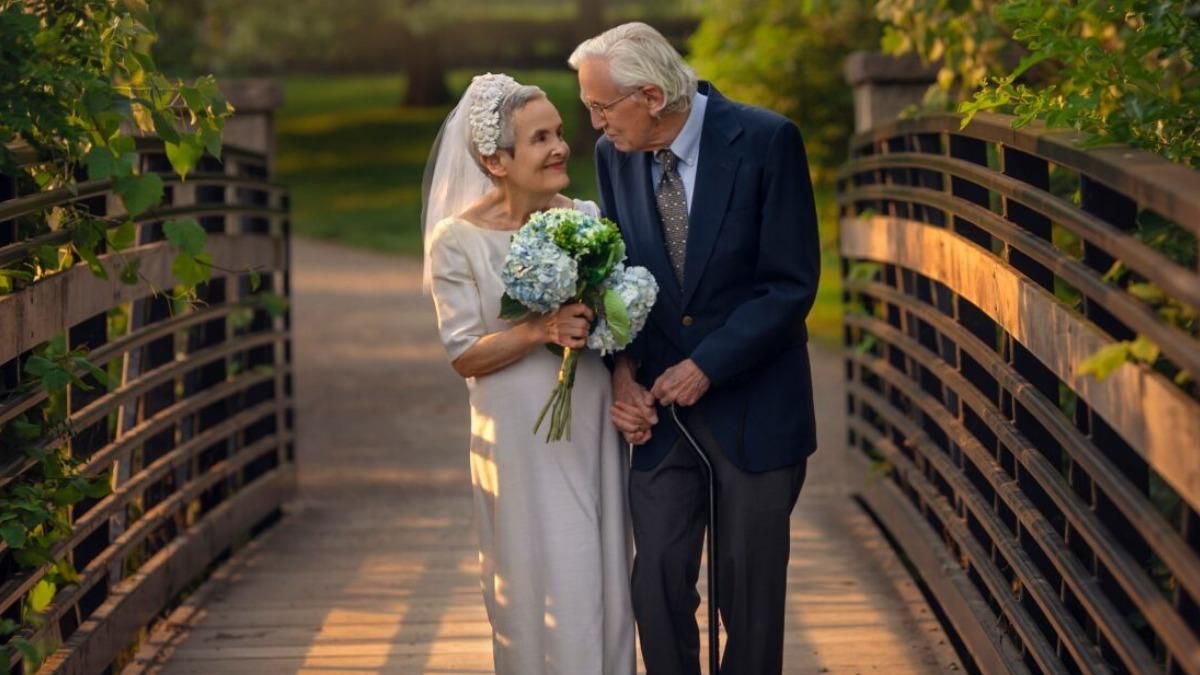 Празднование 50-летия свадьбы: пенсионеры воссоздали свои первые снимки– трогательные фото - Семья