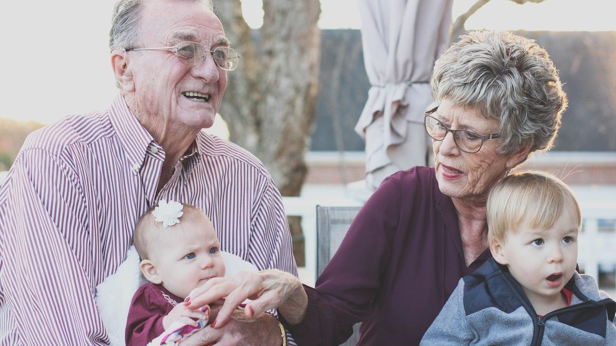 Як бабусі та дідусі негативно впливають на онуків