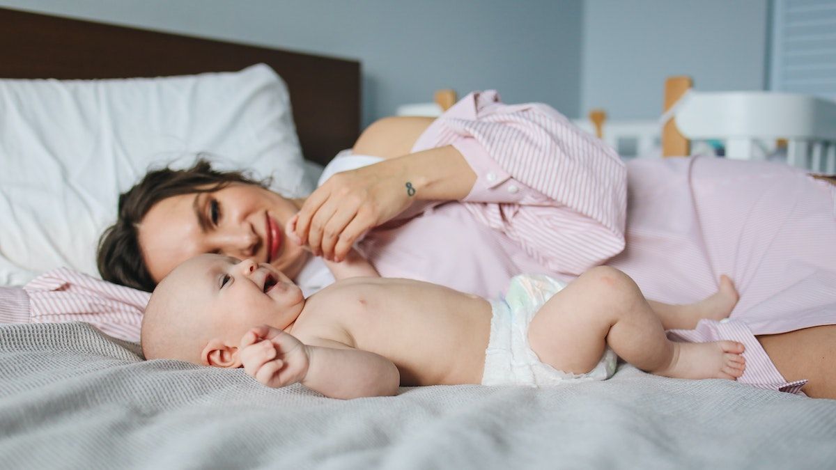 Чому немовлятам небезпечно спати з батьками
