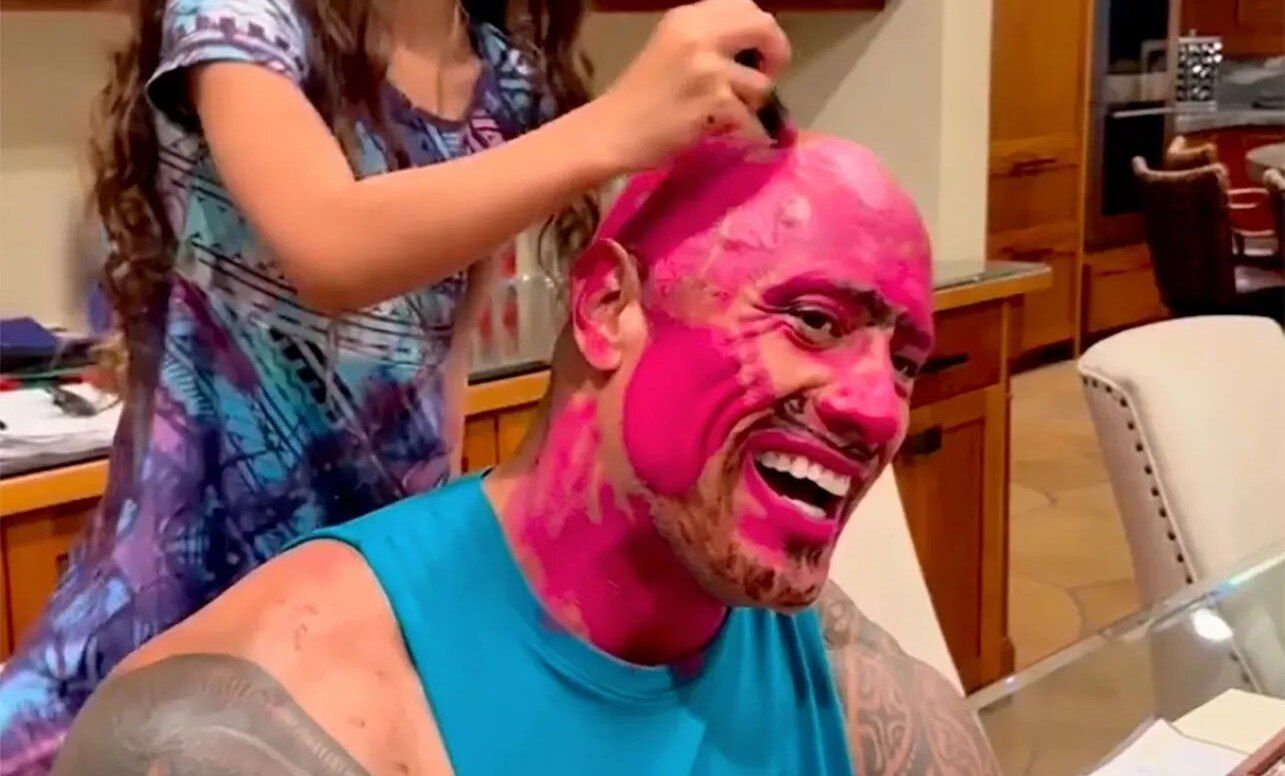 Доньки розмалювали Двейна Джонсона помадою: миле відео Доньки розмалювали Двейна Джонсона помадою: миле відео