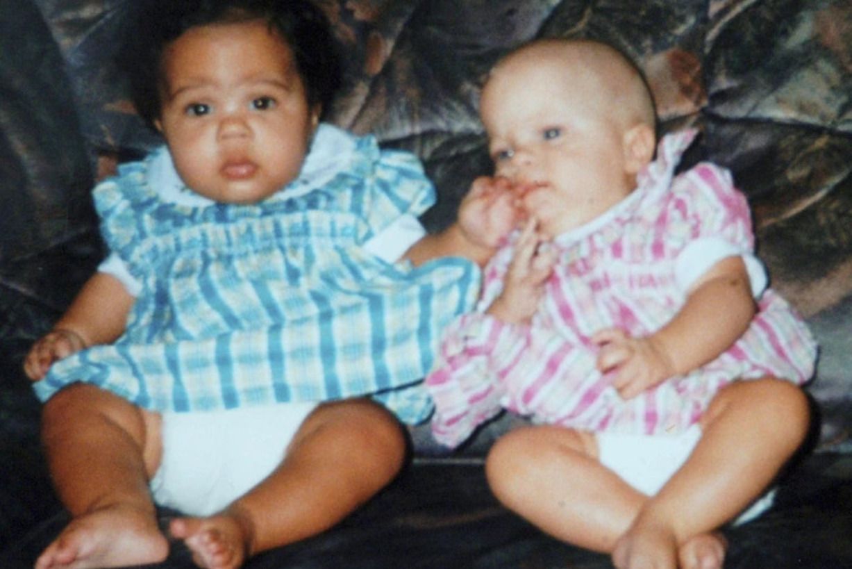 Пара родила близнецов разных рас Пара родила близнецов разных рас