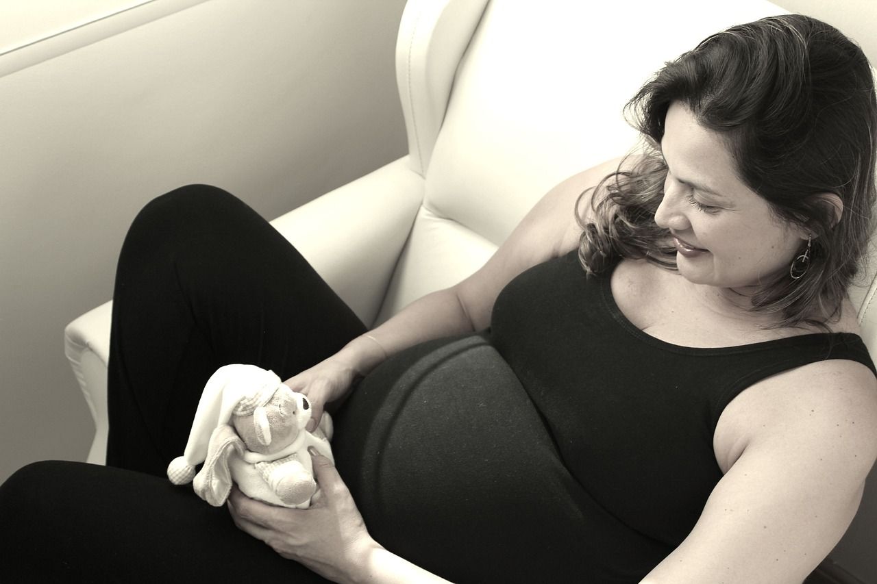 Твердый живот во время беременности: что делать