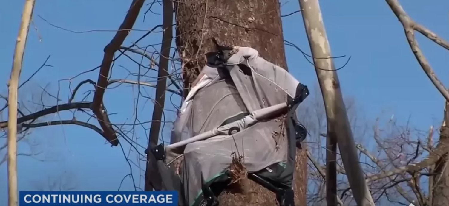 Дитина дивом вижила після Торнадо Дитина дивом вижила після Торнадо