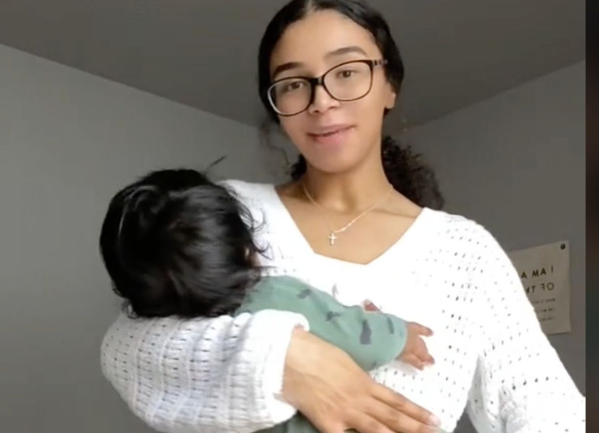 Хлопчик виглядає значно більшим, ніж однолітки Хлопчик виглядає значно більшим, ніж однолітки