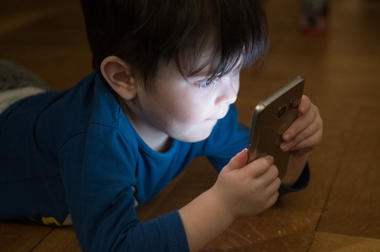 Чому треба забрати телефони у дітей