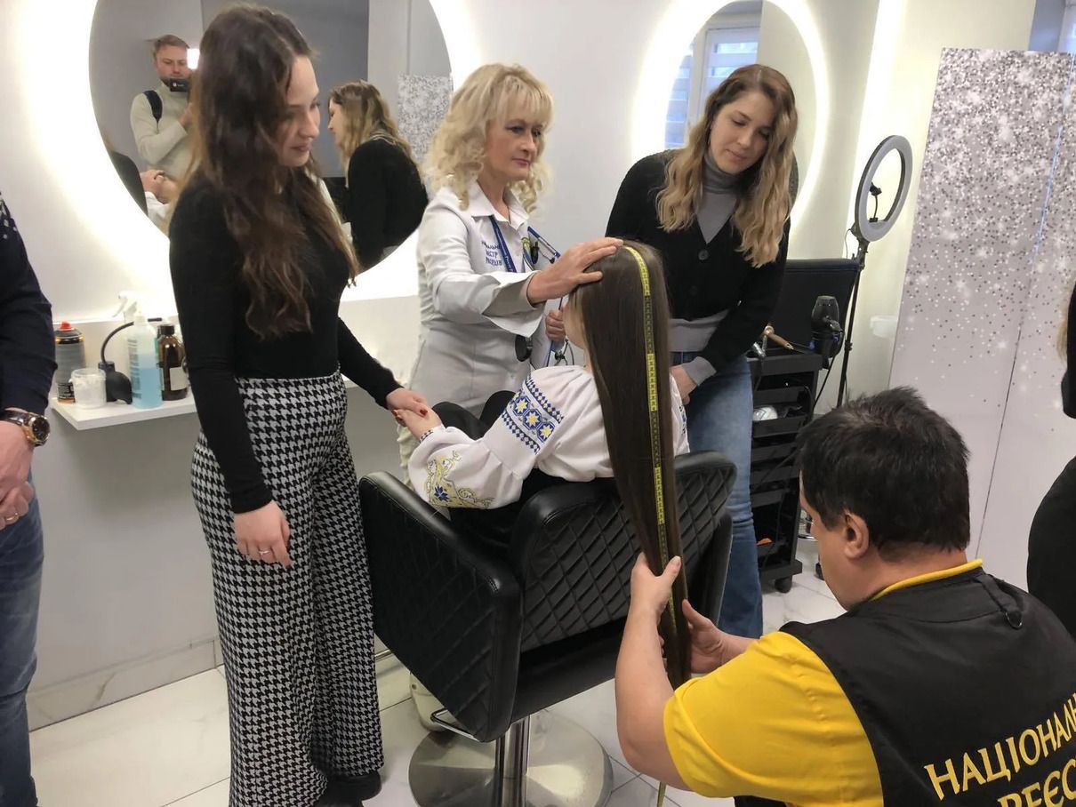 Дівчинка ніколи не стриглася та встановила рекорд Дівчинка ніколи не стриглася та встановила рекорд