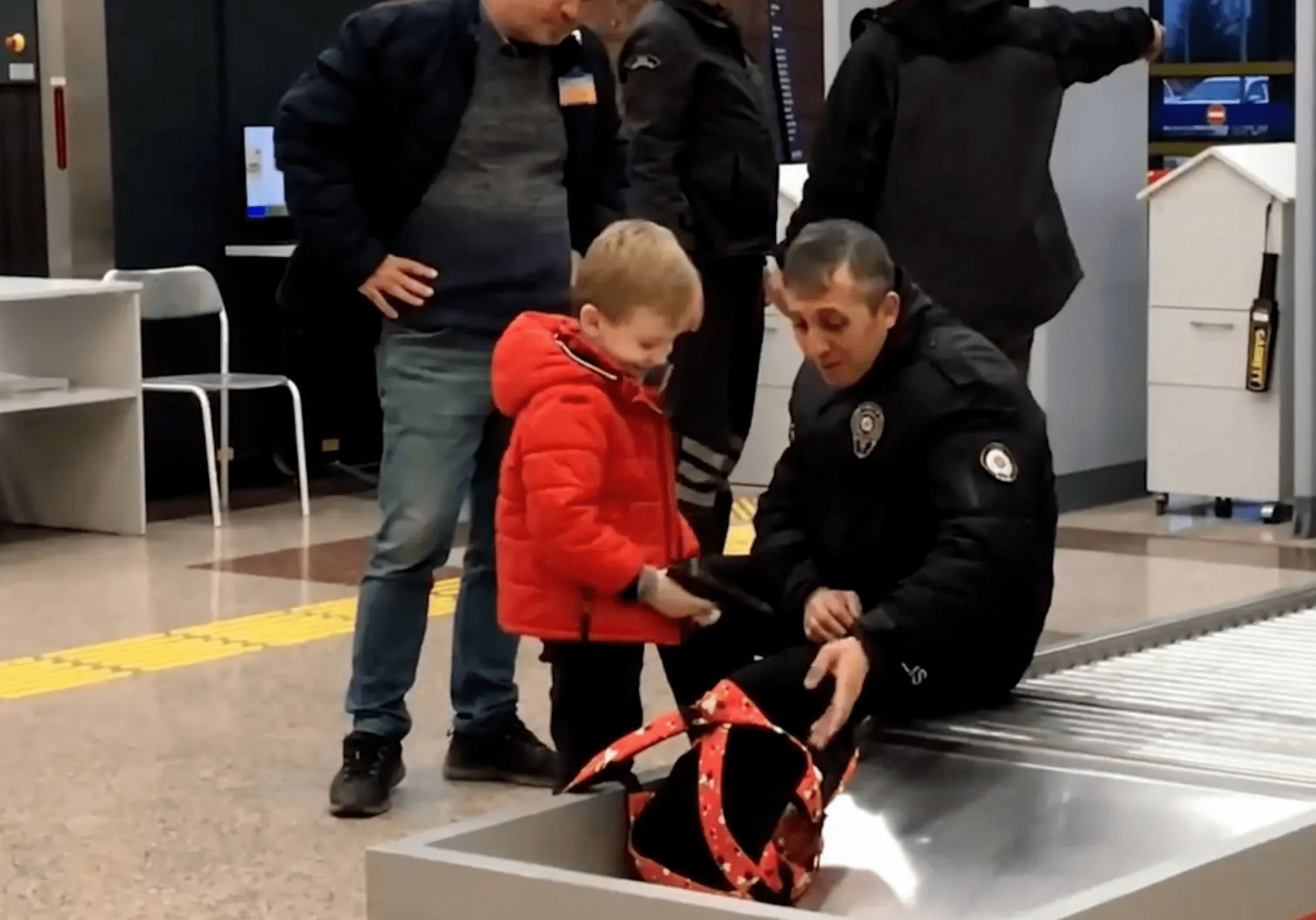 Хлопчик підняв на вуха увесь аеропорт  Хлопчик підняв на вуха увесь аеропорт