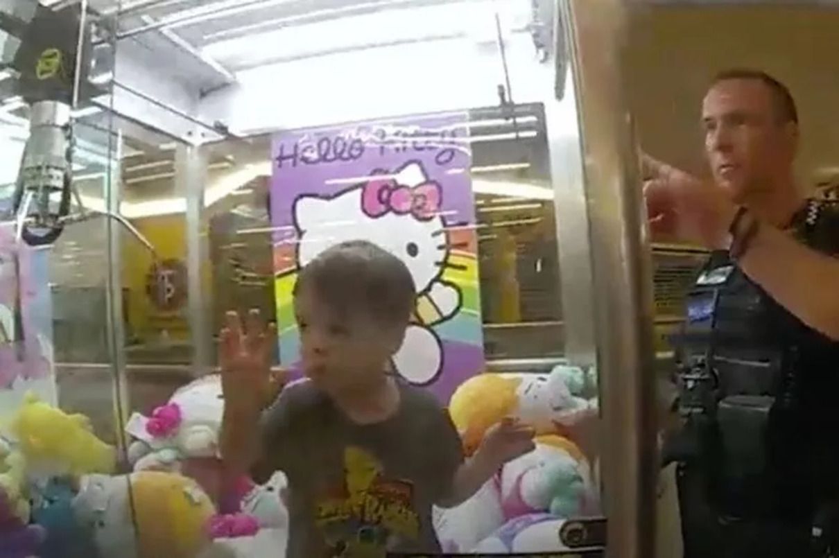 3-летний мальчик застрял в автомате с игрушками