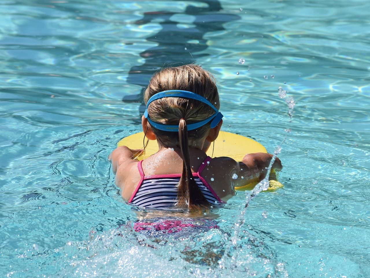 Чому не можна загортати дітей у рушник після басейну: пояснення