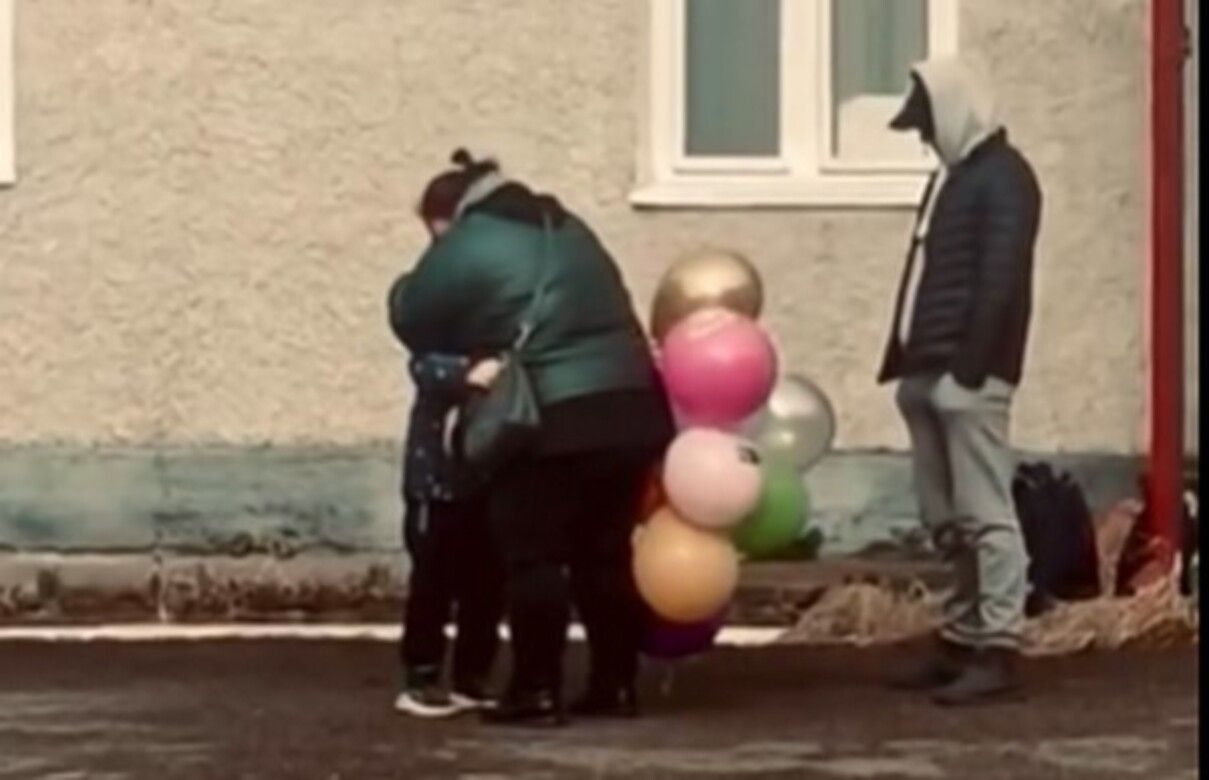 Мама приехала на День рождения сына с передовой Мама приехала на День рождения сына с передовой