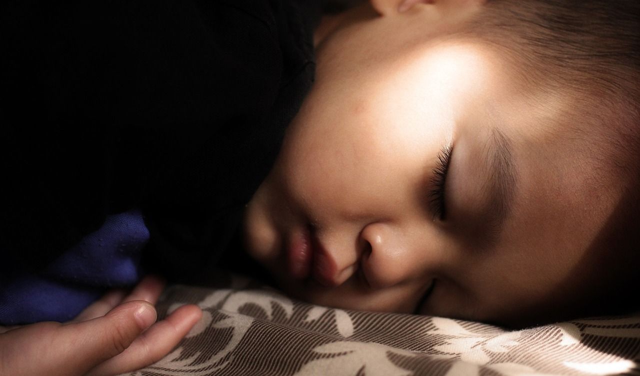 Дитина не спить сама: причини 