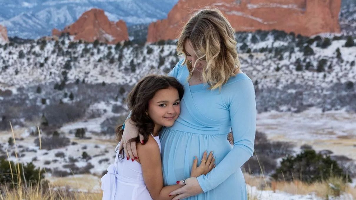 Беременная Тиль Келли вместе с собственной дочерью Беременная Тиль Келли вместе с собственной дочерью