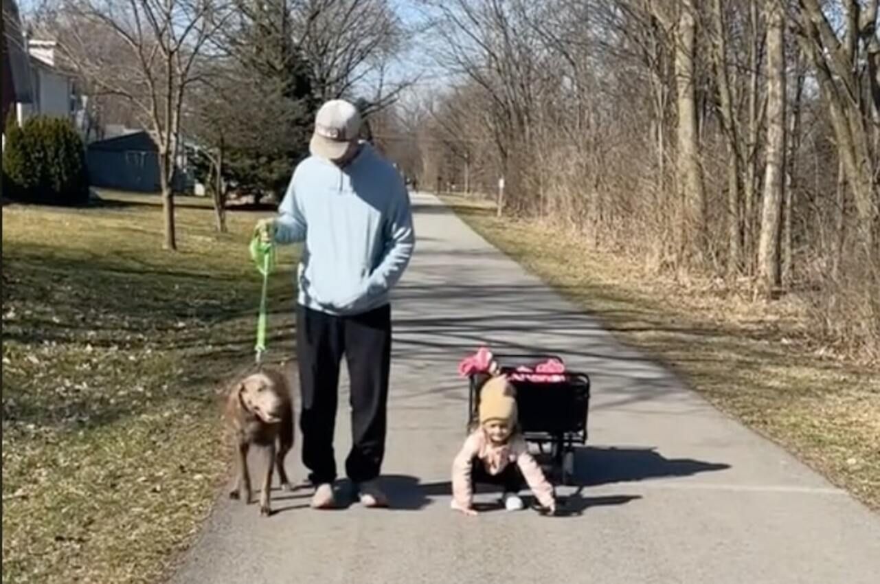 Девочка повторяет за собакой команду "сидеть" Девочка повторяет за собакой команду "сидеть"