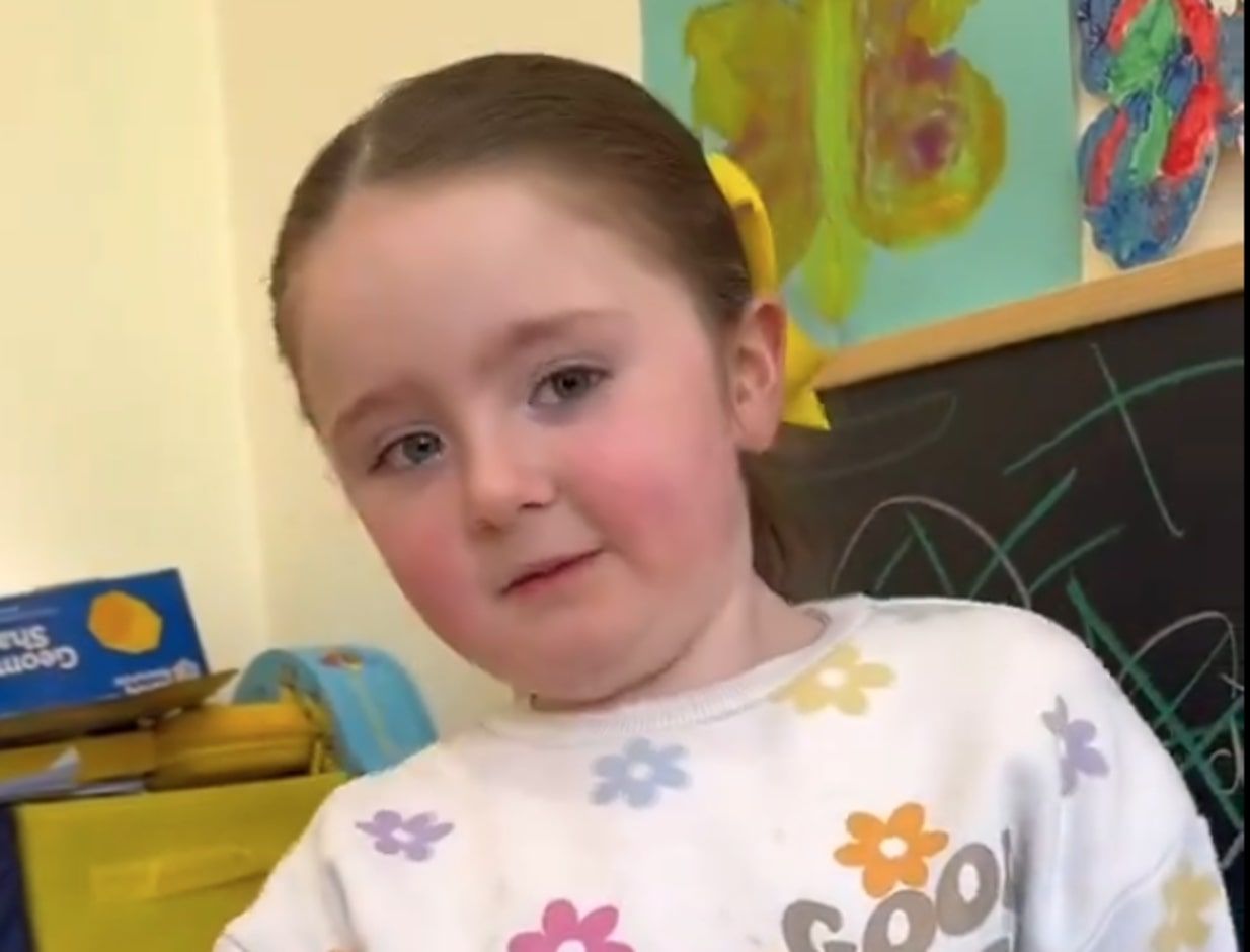 Дівчинка реалістично імітує рик лева Дівчинка реалістично імітує рик лева