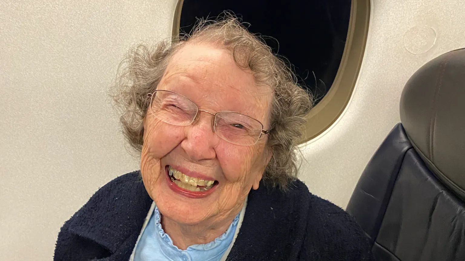 В США авиакомпания принимает 101-летнюю бабушку за ребенка - почему системы ей не верят - Baby