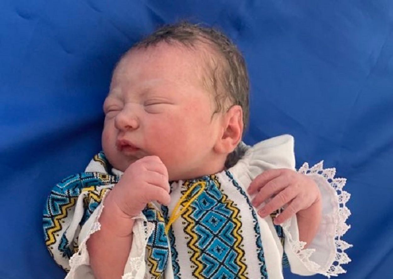 Дівчинка "народилася" у вишиванці Дівчинка "народилася" у вишиванці