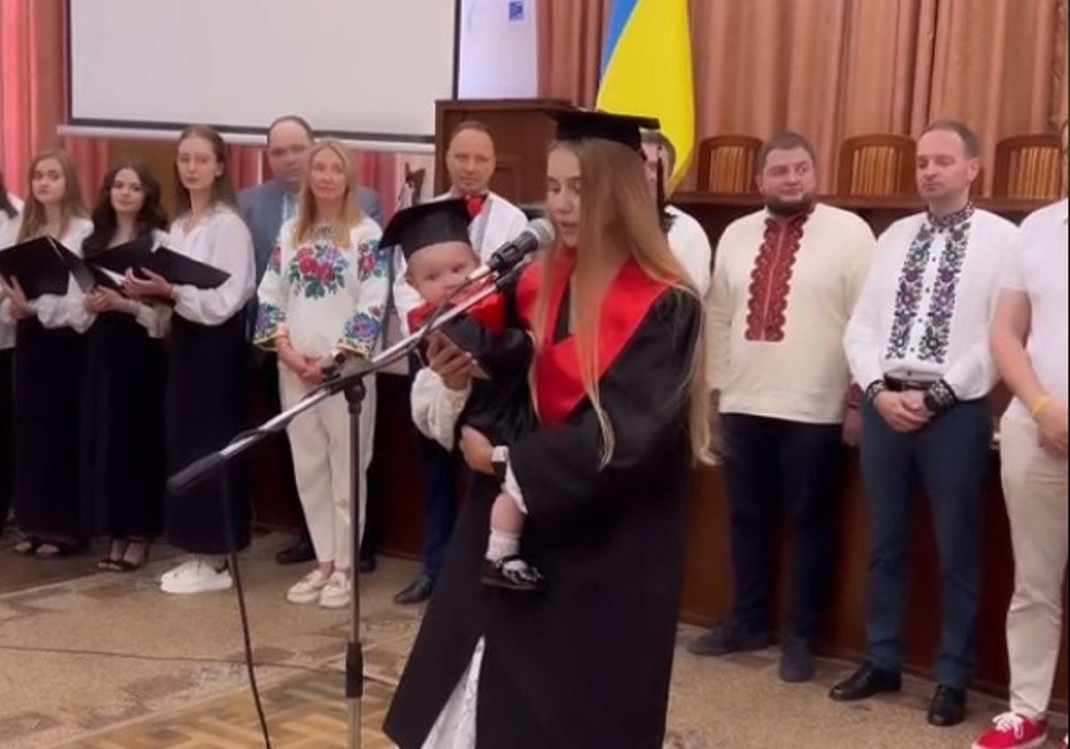Дитина читала клятву лікаря з мамою  Дитина читала клятву лікаря з мамою
