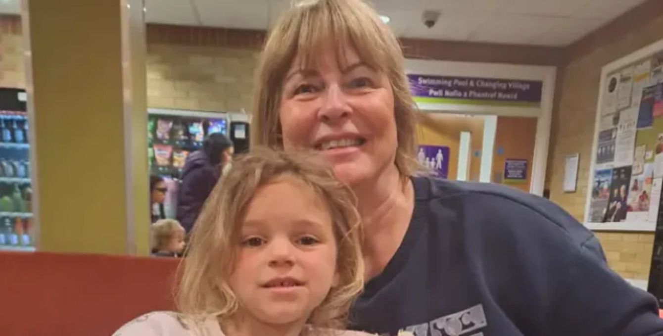 Бабуся бере гроші за сидіння з онуками Бабуся бере гроші за сидіння з онуками