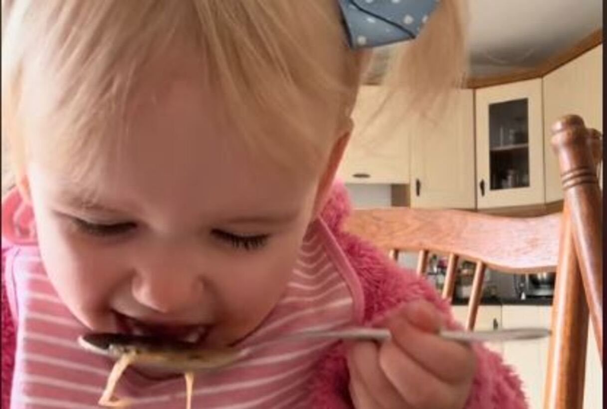 Дівчинка "порвала" мережу реакцією на гарячий суп Дівчинка "порвала" мережу реакцією на гарячий суп